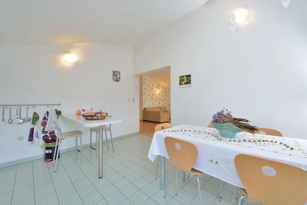 Apartments Yvonne Pakostane