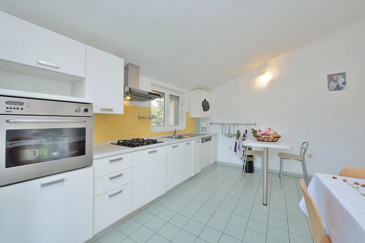Apartments Yvonne Pakostane