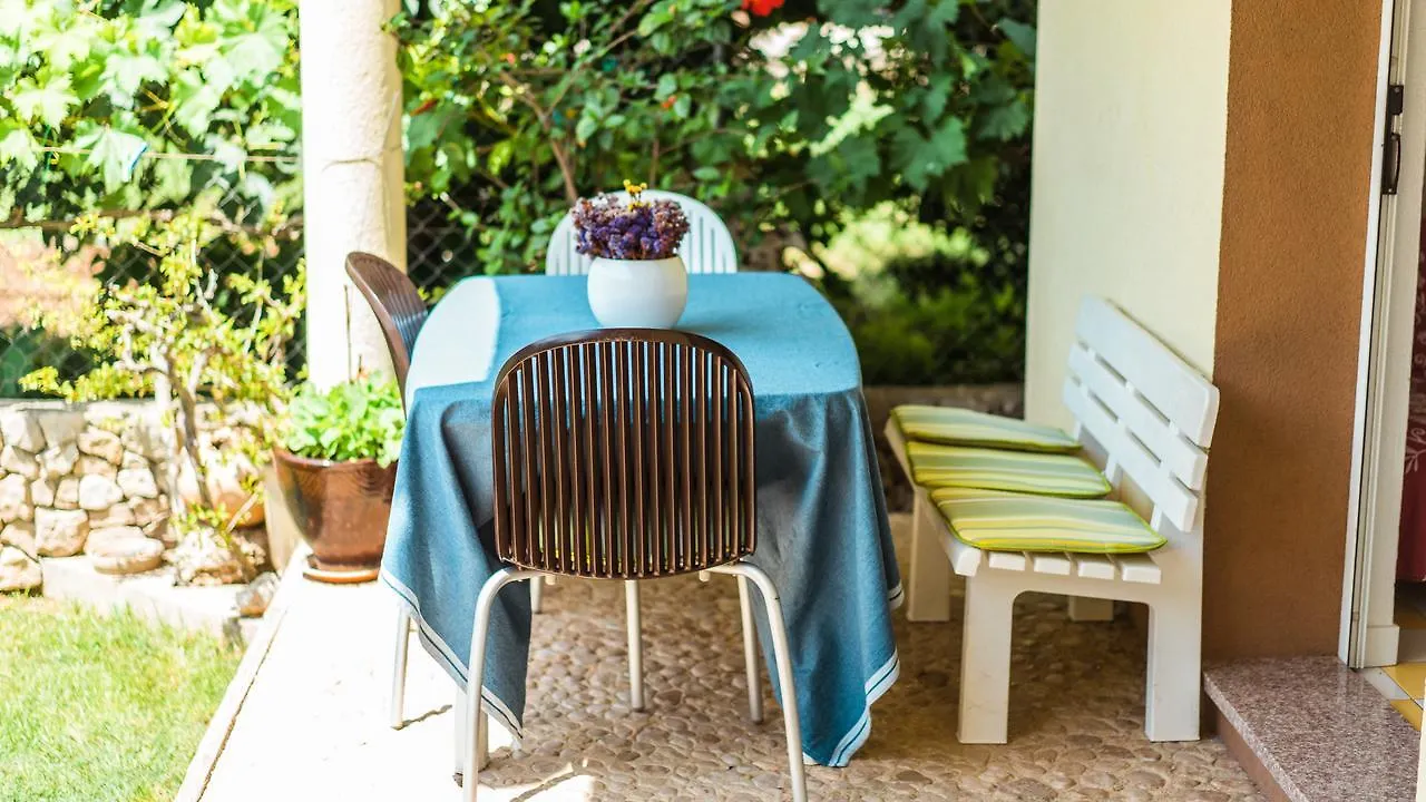 Apartments Yvonne Pakostane Croatia